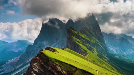 Panoramic-view-of-a-mountain-range-summit-with-hikers-hiking-through-the-mountain,-wide-angle-timelapse