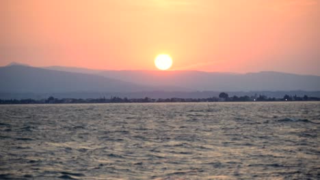Enten-Fliegen-Vor-Einer-Wunderschönen-Morgendämmerung-In-Italien-Am-Gardasee-Vorbei