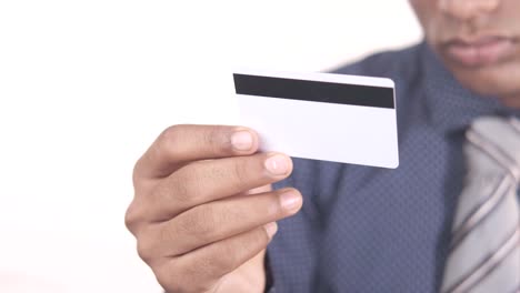hombre de negocios con una tarjeta de crédito