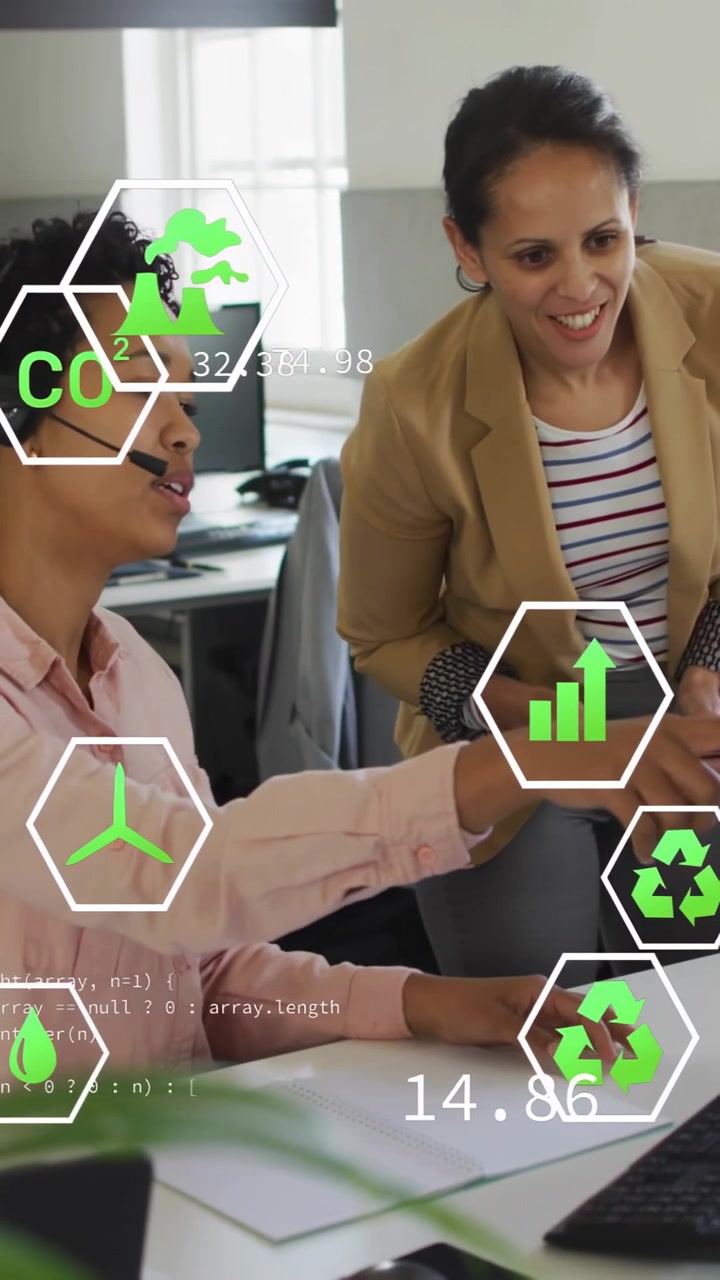 Video vertical: Supervisor tocando una tablet y agente señalando, iconos hexagonales verdes guiando métricas ecológicas.