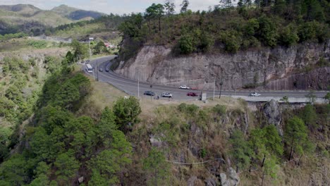 curva de carretera montañosa en américa latina