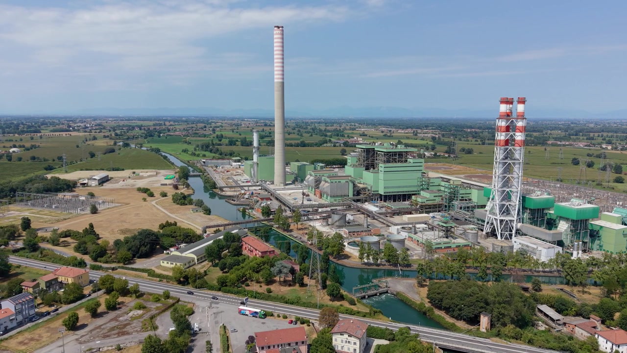 Centrale energetica di Tavazzano Montanaso vicino a Milano, vista drone