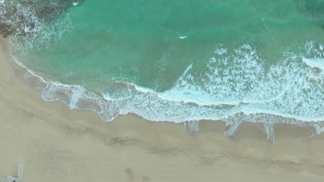 Wunderschöner-Weißer-Sandstrand-Und-Tropisches-Türkisblaues-Meer-Auf-Zypern