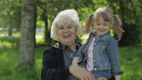 Abuela-Con-Nieta-Se-Quita-Las-Máscaras-Después-Del-Final-De-La-Cuarentena-Por-Coronavirus