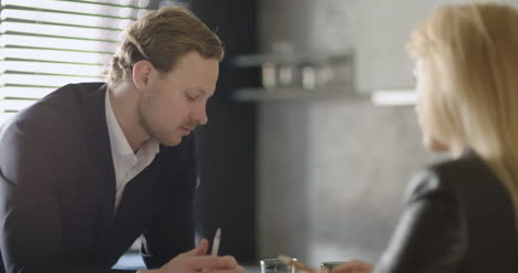 Geschäftsleute-Diskutieren-Im-Büro