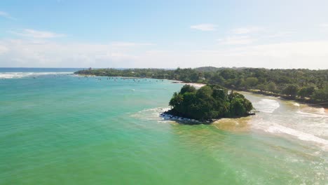 imágenes de aviones no tripulados de la isla de taprobane en weligama, sri lanka, con un enfoque en sus alrededores costeros