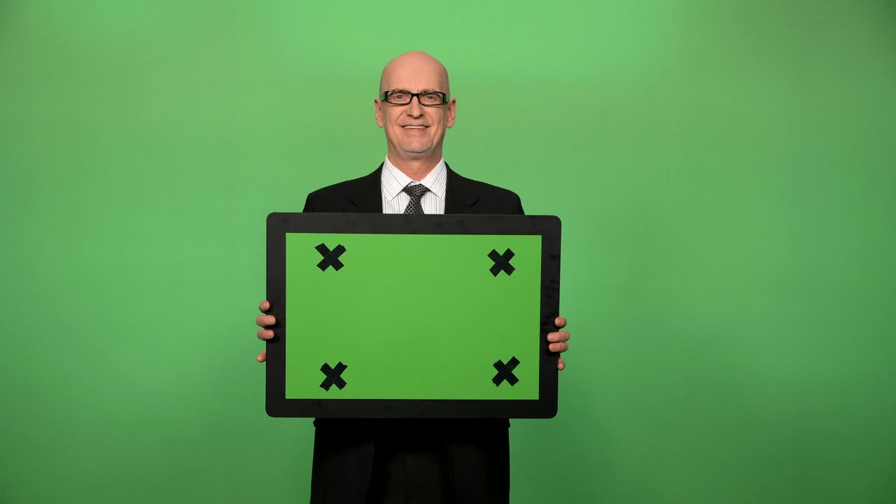 크로마키 보드를 들고 있는 노인 남성