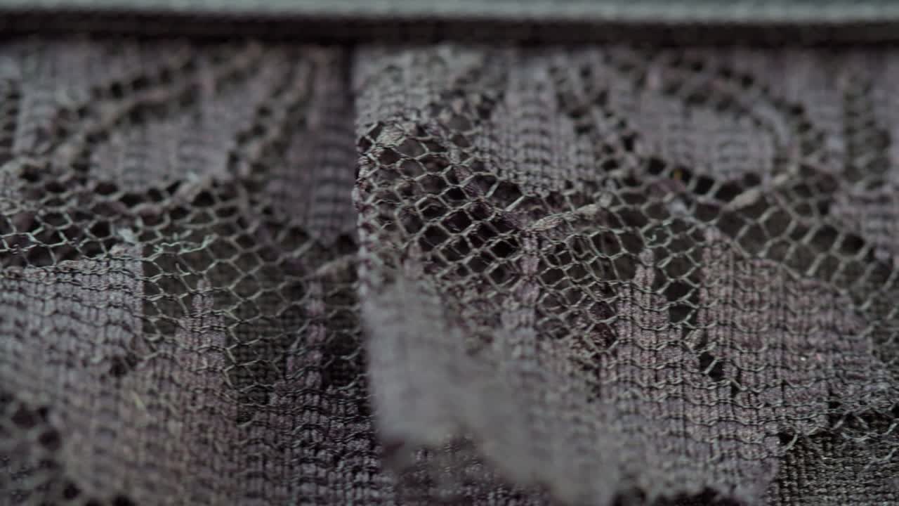 черные кружевные руфли крупного плана. шитье вечернего платья guipure. рукодельное портное, профессиональная концепция одежды. абстрактный фон