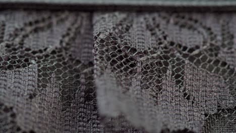 encaje negro ruffles de primer plano. costura vestido de noche guipure. sastrería hecha a mano, concepto de ropa profesional. fondo abstracto