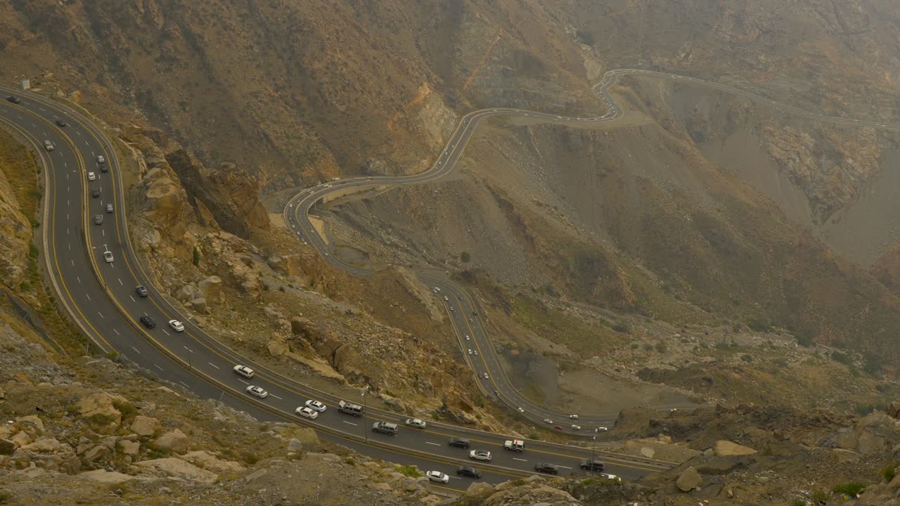 사우디 아라비아의 타이프 지역 알 하다의 지그 자그 도로를 따라 이동하는 교통의 모습
