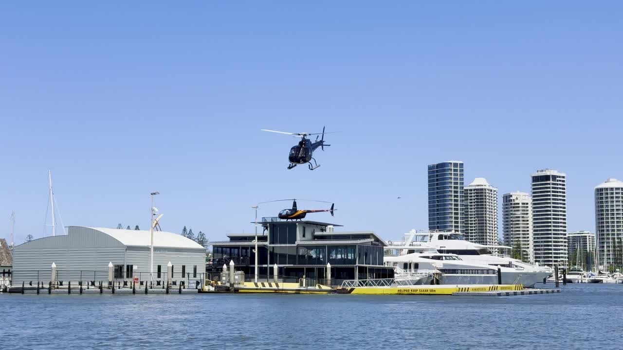 헬리터가 골드코스트의 마리나 헬리패드에서 상승합니다.