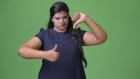 joven sobrepeso hermosa mujer de negocios india contra fondo verde