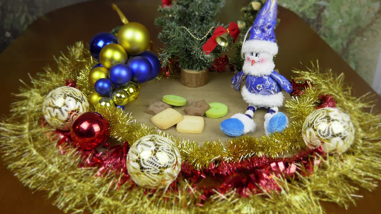 рождественский фон движение и увеличить. золотой красный зеленый красочный фон. снежный человек шары и рождественские деревья ярко блестят и играют со светом.