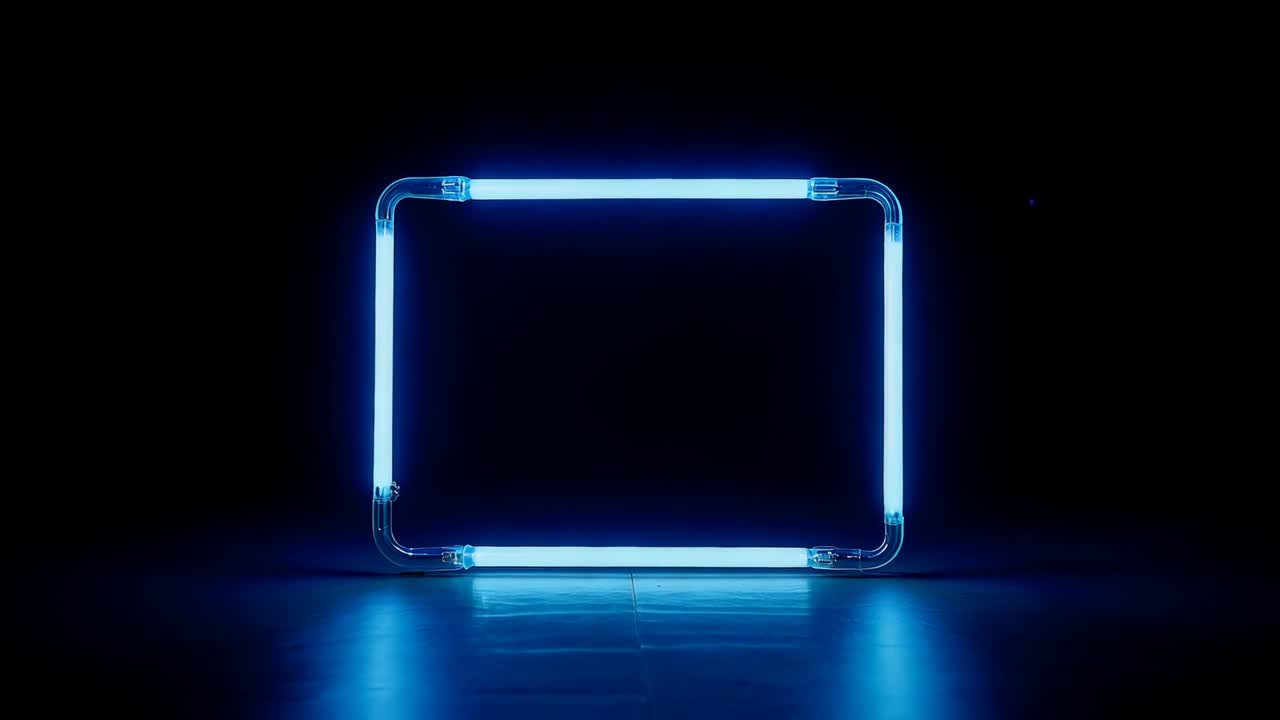 Telecamera con zoom che si avvicina a un tubo al neon rettangolare blu in uno studio buio, rivelando giunti in vetro