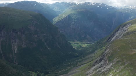 Vista-Aérea-De-La-Vasta-Meseta-Montañosa-De-Aurlandsfjellet