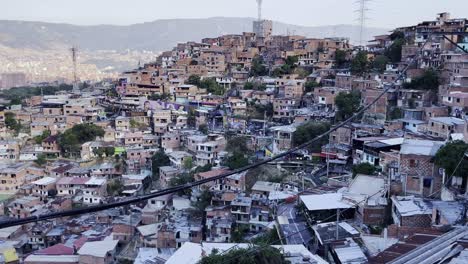 el horizonte de medellín desde la comuna 13 zoom out panorámico