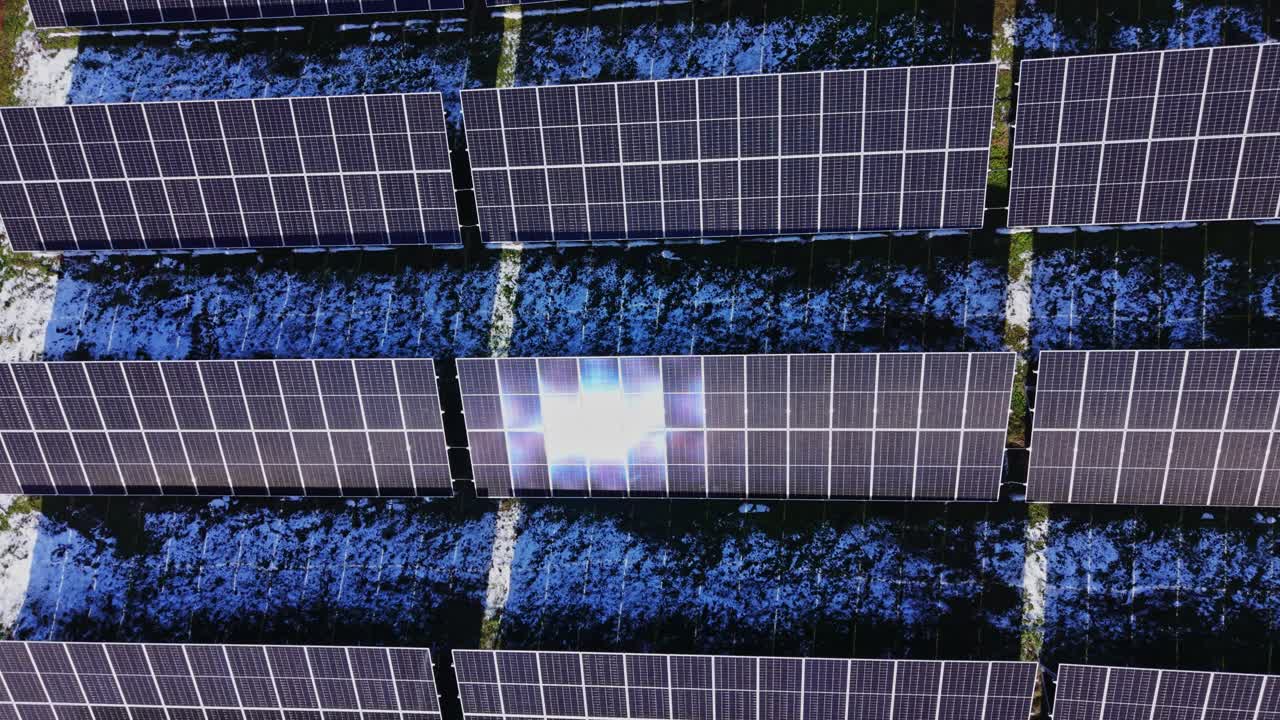 File di pannelli solari sono disposte in un campo sotto la brillante luce del sole pomeridiano.