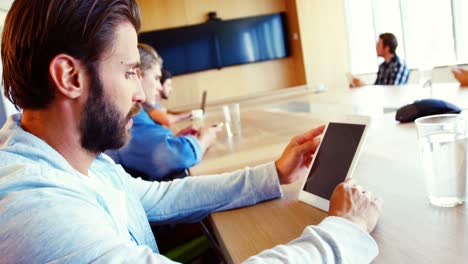 ejecutivos que usan tabletas digitales en la sala de conferencias