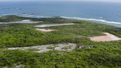 波多黎各法哈多海岸附近的无人居住的卡约伊卡科斯岛 - 空中