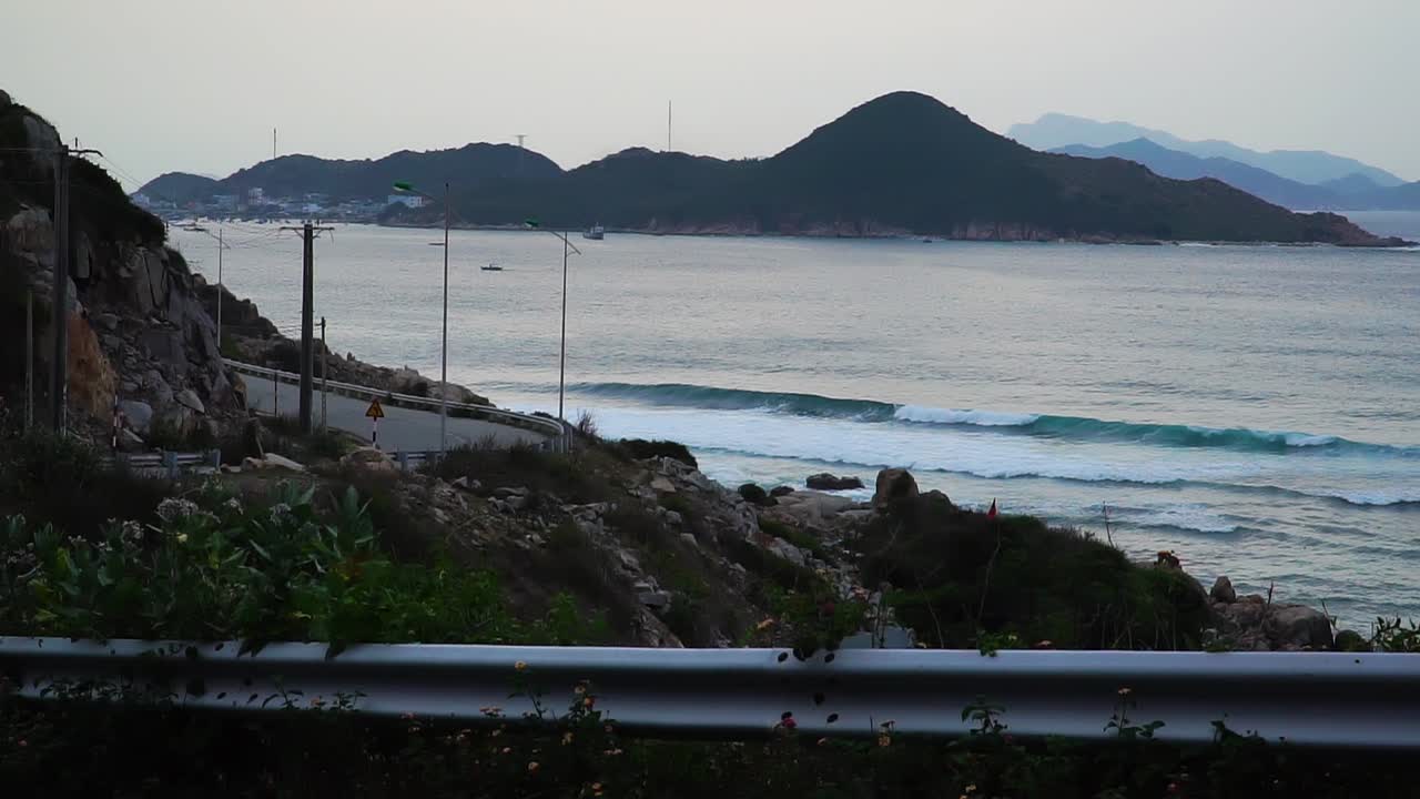 베트남 황혼 동안 태평양에서 부서지는 파도의 정적 와이드 샷