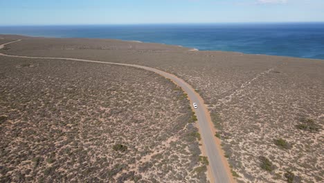 Drohnenluftaufnahme-Eines-Lieferwagens-Auf-Der-Straße-Am-Australischen-Ozean