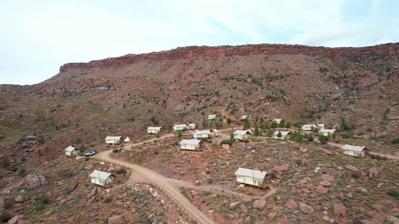 붉은 바위가 있는 유타 사막의 캔버스 천막의 조감도