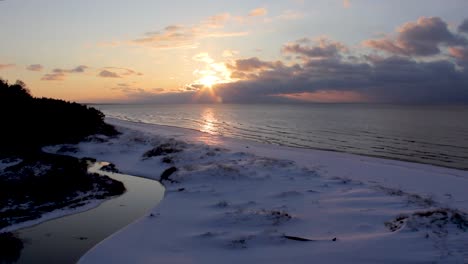 Colorido-Atardecer-De-Invierno-En-La-Orilla-Del-Golfo-De-Riga-En-Letonia-Saulkrasti-Duna-Blanca