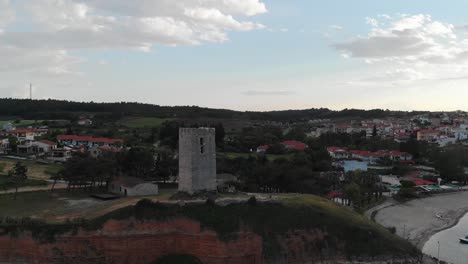 Hermosa-Puesta-De-Sol-Sobre-El-Puerto-Deportivo-Y-La-Torre-Bizantina-En-Nea-Fokea,-Halkidiki,-Grecia