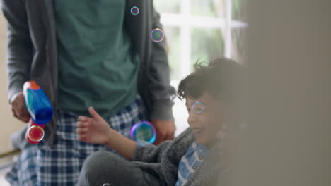 Lindo-Niño-Jugando-Con-Pompas-De-Jabón-En-Casa-Madre-Y-Padre-Divirtiéndose-Con-El-Niño-En-Casa-Disfrutando-Del-Tiempo-En-Familia-El-Fin-De-Semana