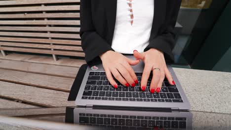 mujer trabajando en una computadora portátil al aire libre
