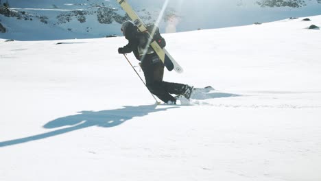 Hombre-Caminando-En-Nieve-Profunda-Con-Esquís-En-La-Espalda-Debido-A-Que-Los-Ascensores-Están-Cerrados-En-Los-Alpes-Franceses-Debido-A-Covid