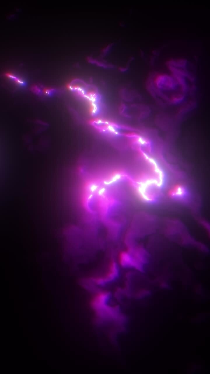 Video verticale. Fluido energetico astratto viola, fulmine luminoso con aberrazione cromatica RGB.
