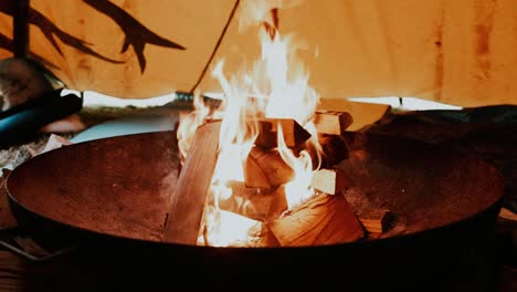 Fuego-De-Madera-Ardiendo-Dentro-De-Tipi,-Tiro-De-Muñeca,-Cámara-Lenta