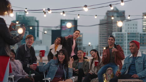 Eine-Multiethnische-Gruppe-Von-Freunden-Posiert-Für-Ein-Foto-Auf-Einer-Party-Auf-Dem-Dach-Bei-Sonnenuntergang.-Studenten-Genießen-Das-Treffen-Am-Wochenende-In-Der-Stadt