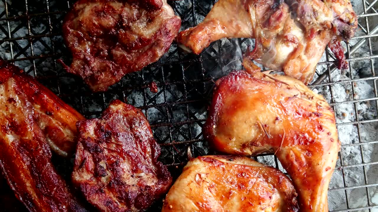 바베큐에서 석탄 위에 맛있는 김 고기,  뷰 및  아웃