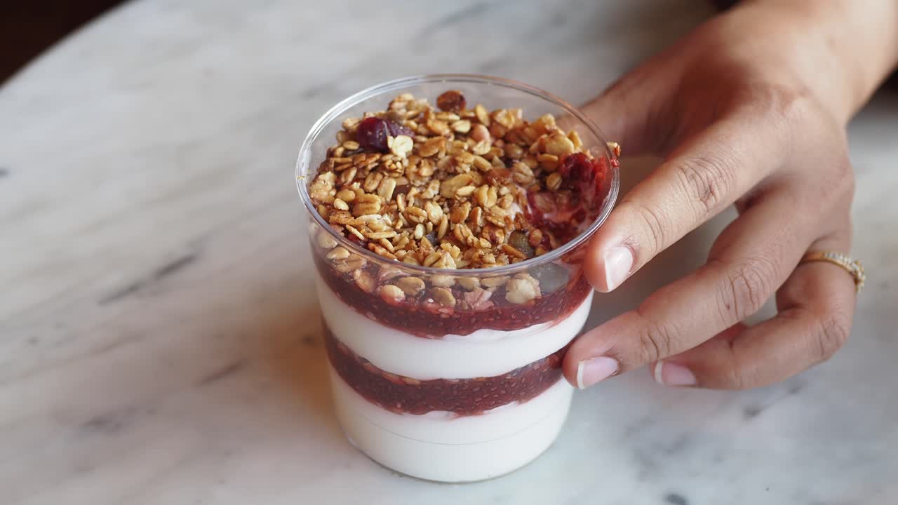 Delizioso parfait di granola con yogurt e frutti di bosco