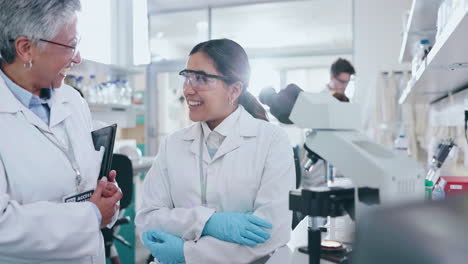 ciencia, microscopio de laboratorio y un equipo feliz hablando