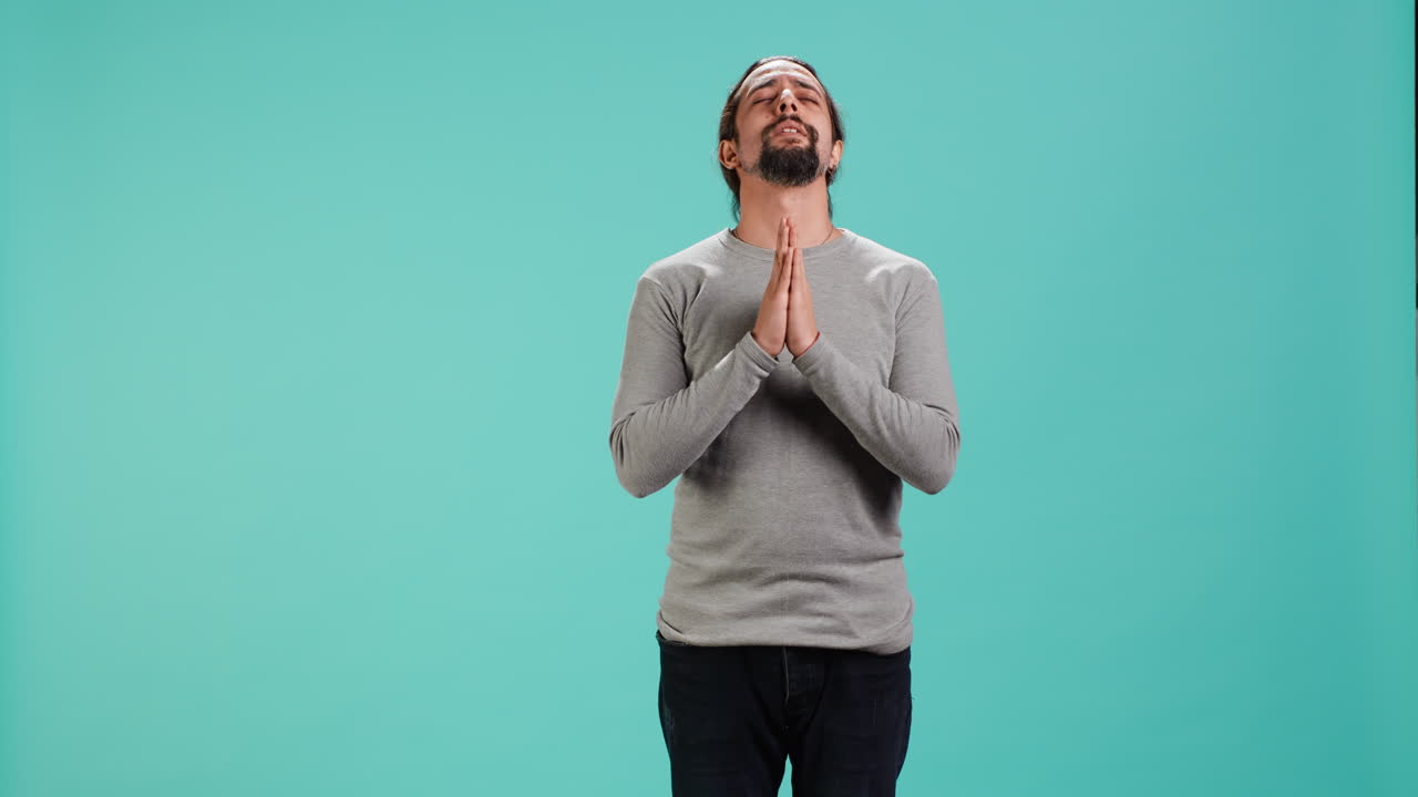 un hombre piadoso orando a su dios, pidiendo perdón