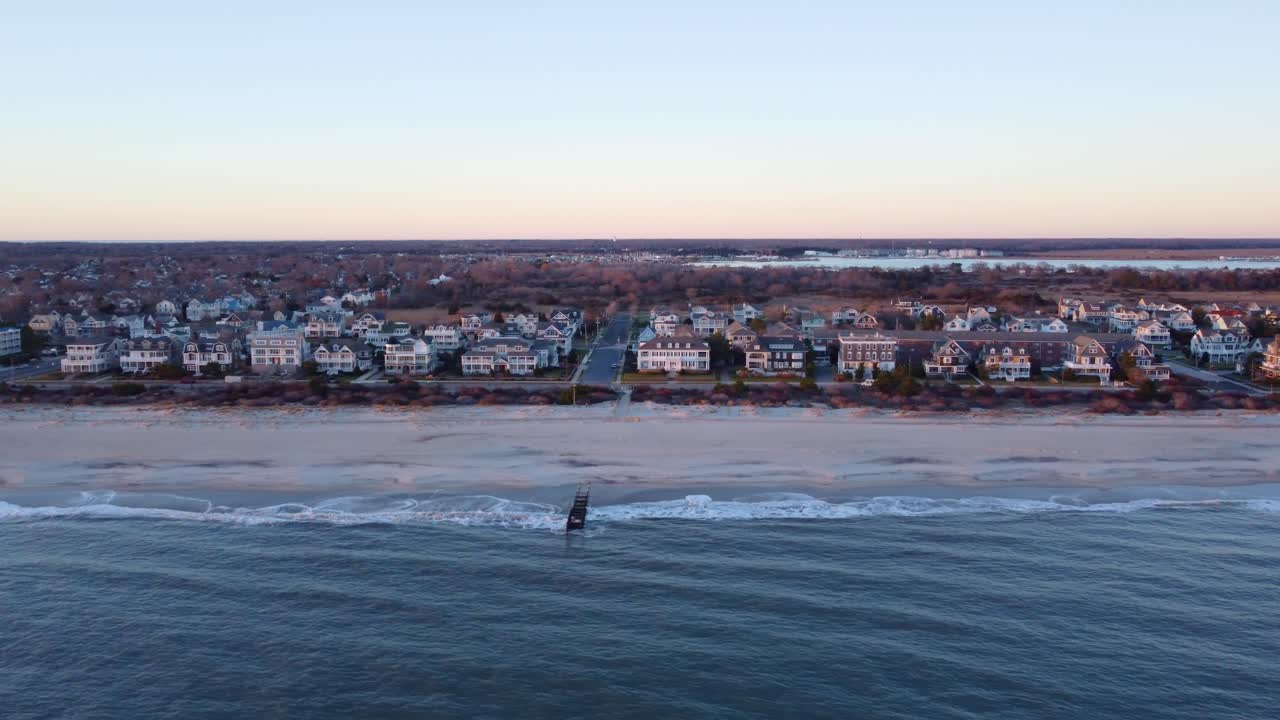 toma aérea de drones, volando a lo largo de la playa durante la hora dorada en cape may new jersey, condado de cape may
