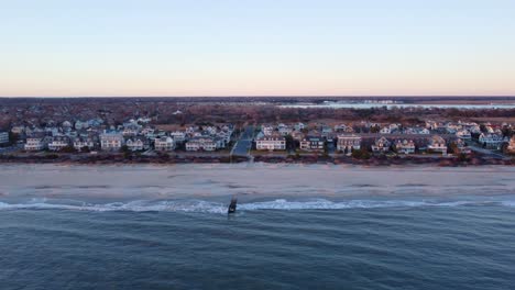 Toma-Aérea-De-Drones,-Volando-A-Lo-Largo-De-La-Playa-Durante-La-Hora-Dorada-En-Cape-May-New-Jersey,-Condado-De-Cape-May