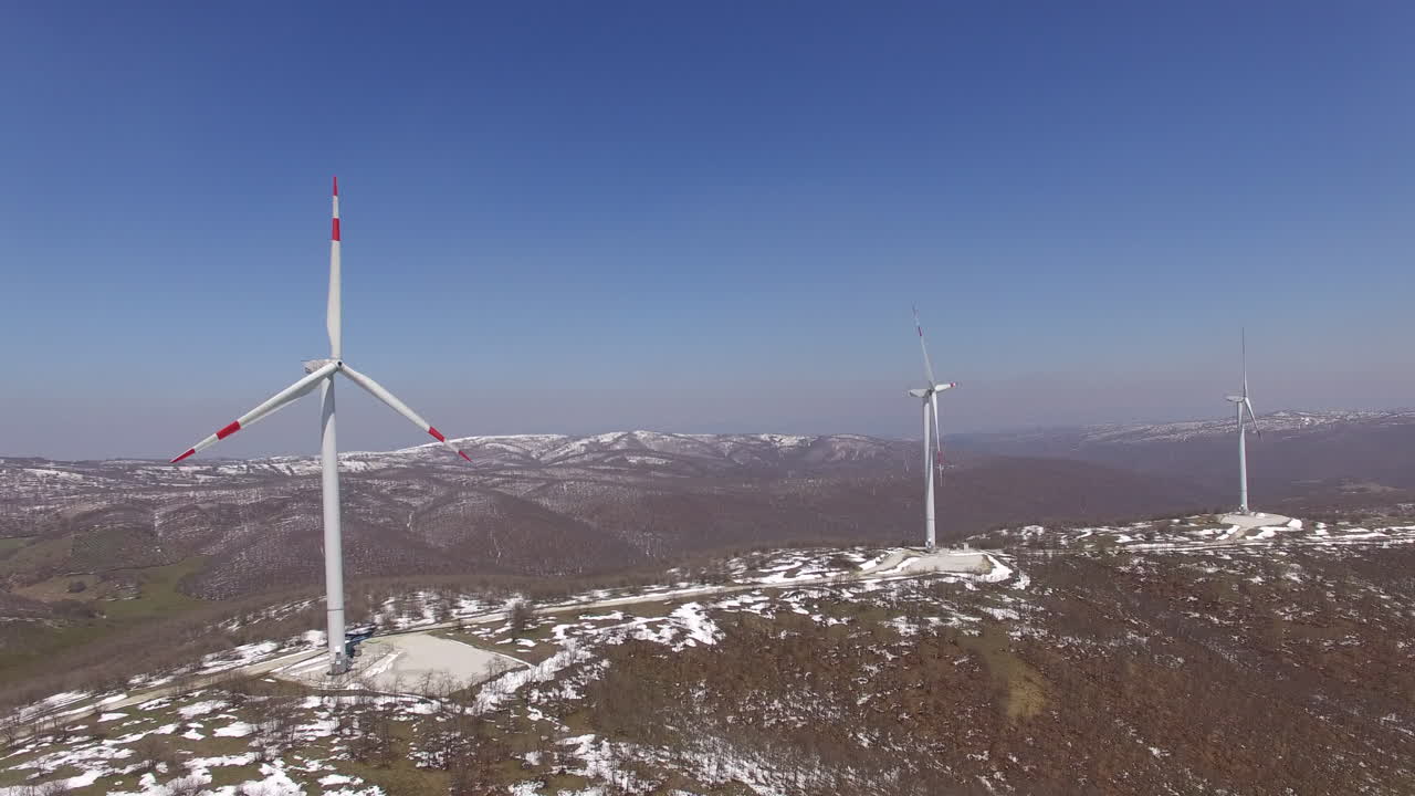 산 꼭대기에 있는 많은 풍력 터빈