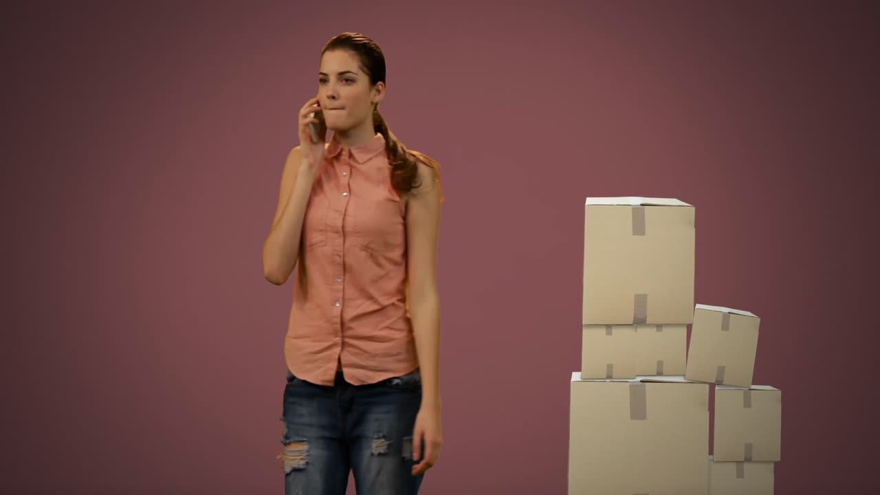 animación de una mujer hablando en un teléfono inteligente con una pila de cajas en un fondo rojo