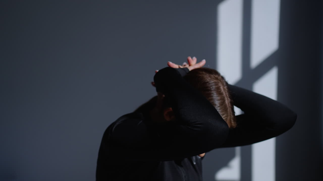 검은 운동복 을 입은 여자 가 피트니스 를 위해 준비 하고 있다