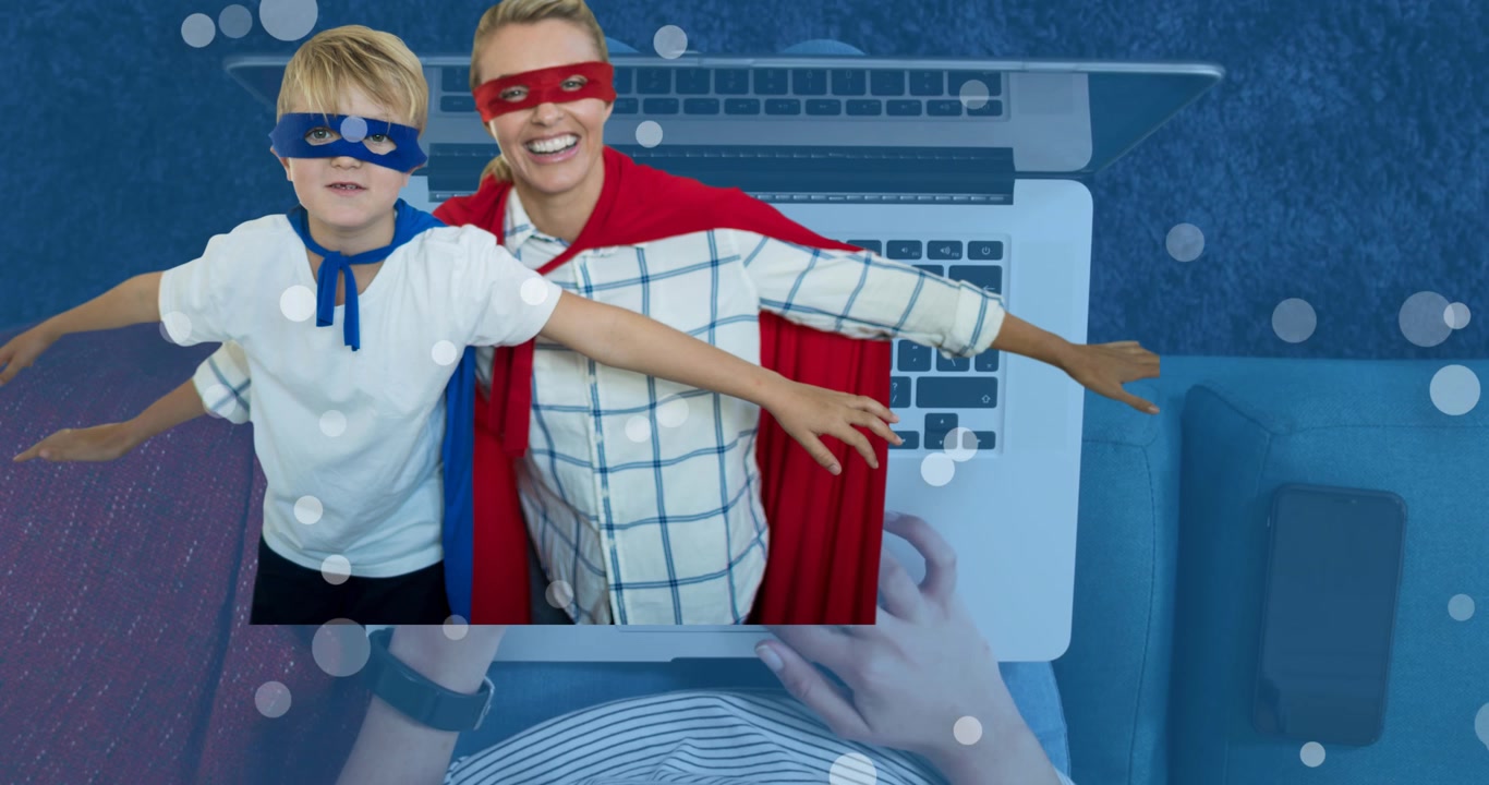 Animación de hermanos superhéroes sobre manos usando una computadora portátil.