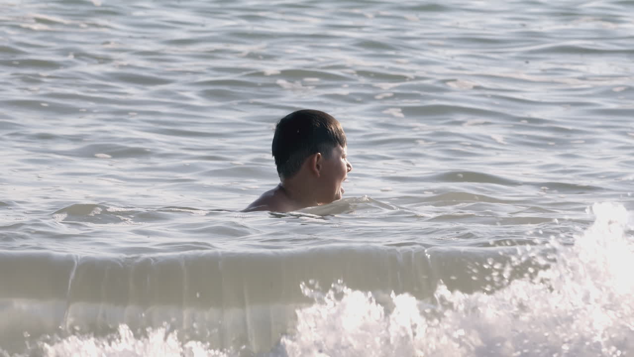 바다에서 수영하는 소년