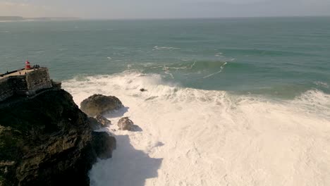 Olas-De-Espuma-Blanca-En-Forte-De-Sao-Miguel-Arcanjo-En-Verano-En-Nazare,-Portugal