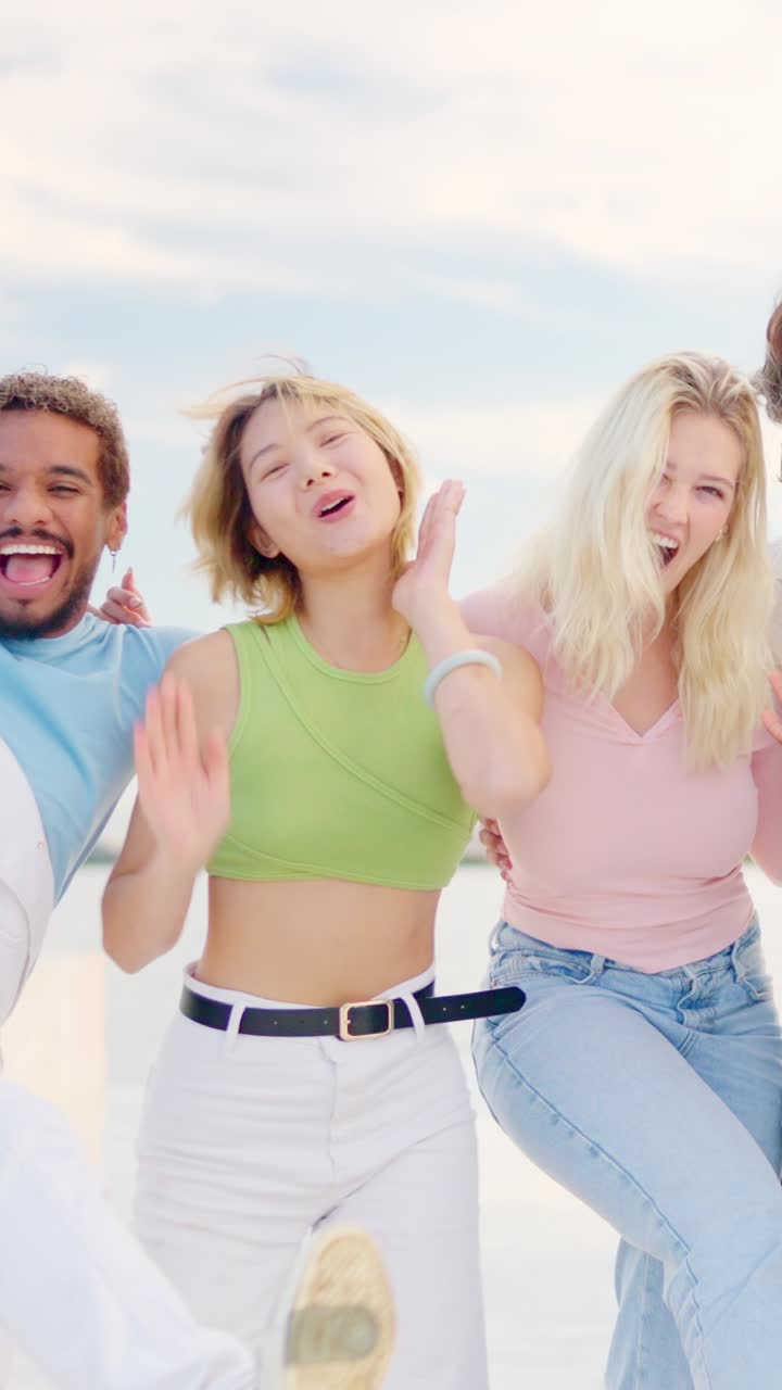 Gruppo multietnico di amici che si abbracciano e sorridono alla fotocamera