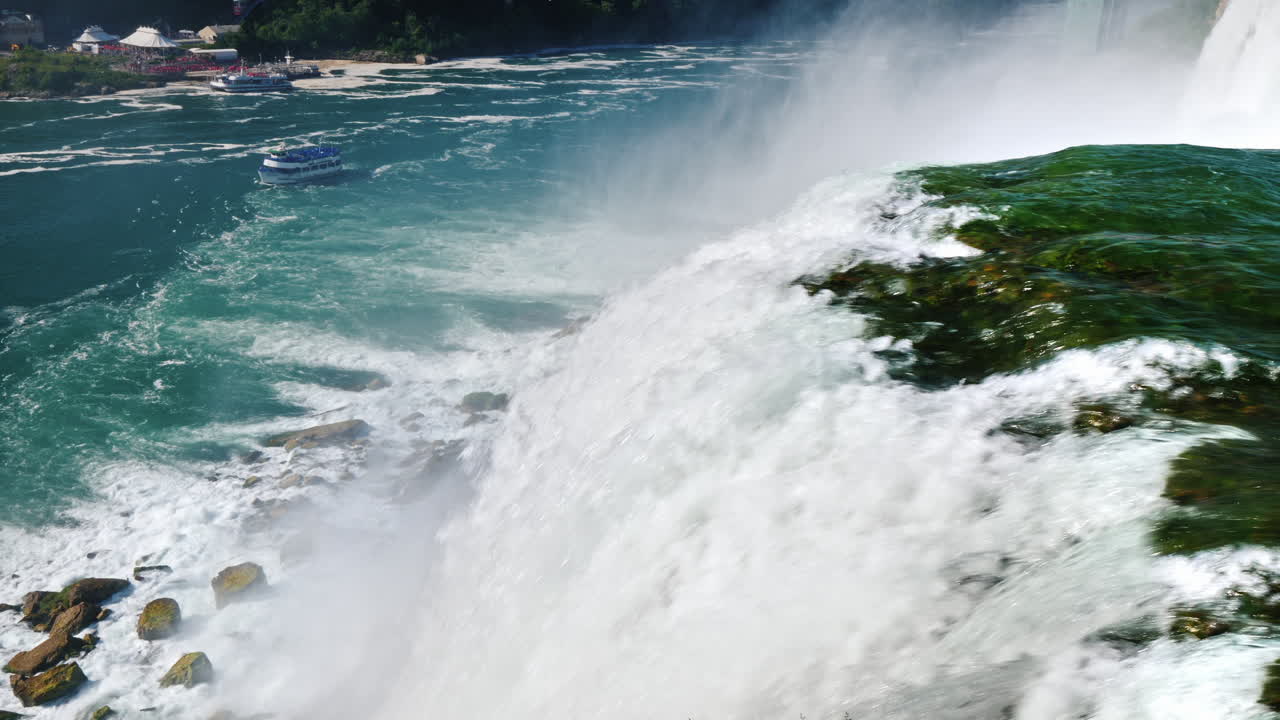 나이아가라 폭포가 있는 나이아가라 강은 미국과 캐나다의 놀라운 랜드마크 전경에 있습니다.