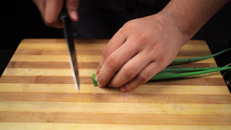 cortar cebolletas, cebolla verde, cebolleta, cebolletas, puerros, chalote en una tabla de cortar por el chef resolución 4k, cortar verduras por la vista macro del chef