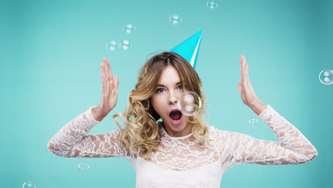 gek gezicht vrouw dansen in bubbel douche slow motion foto booth blauwe achtergrond